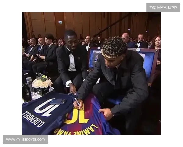 诺坎普暴雨中颁奖，亚马尔领取月最佳奖杯